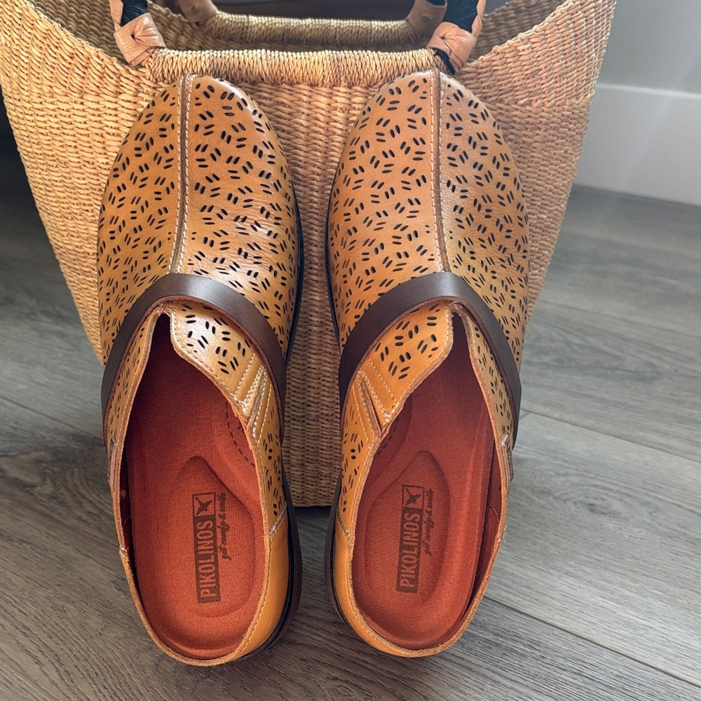 PIKOLINOS-GRANADA Women's die-cut leather clogs